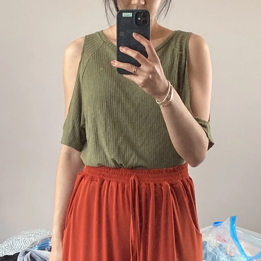 H&M Open Shoulder Top - Picture 2 of 5